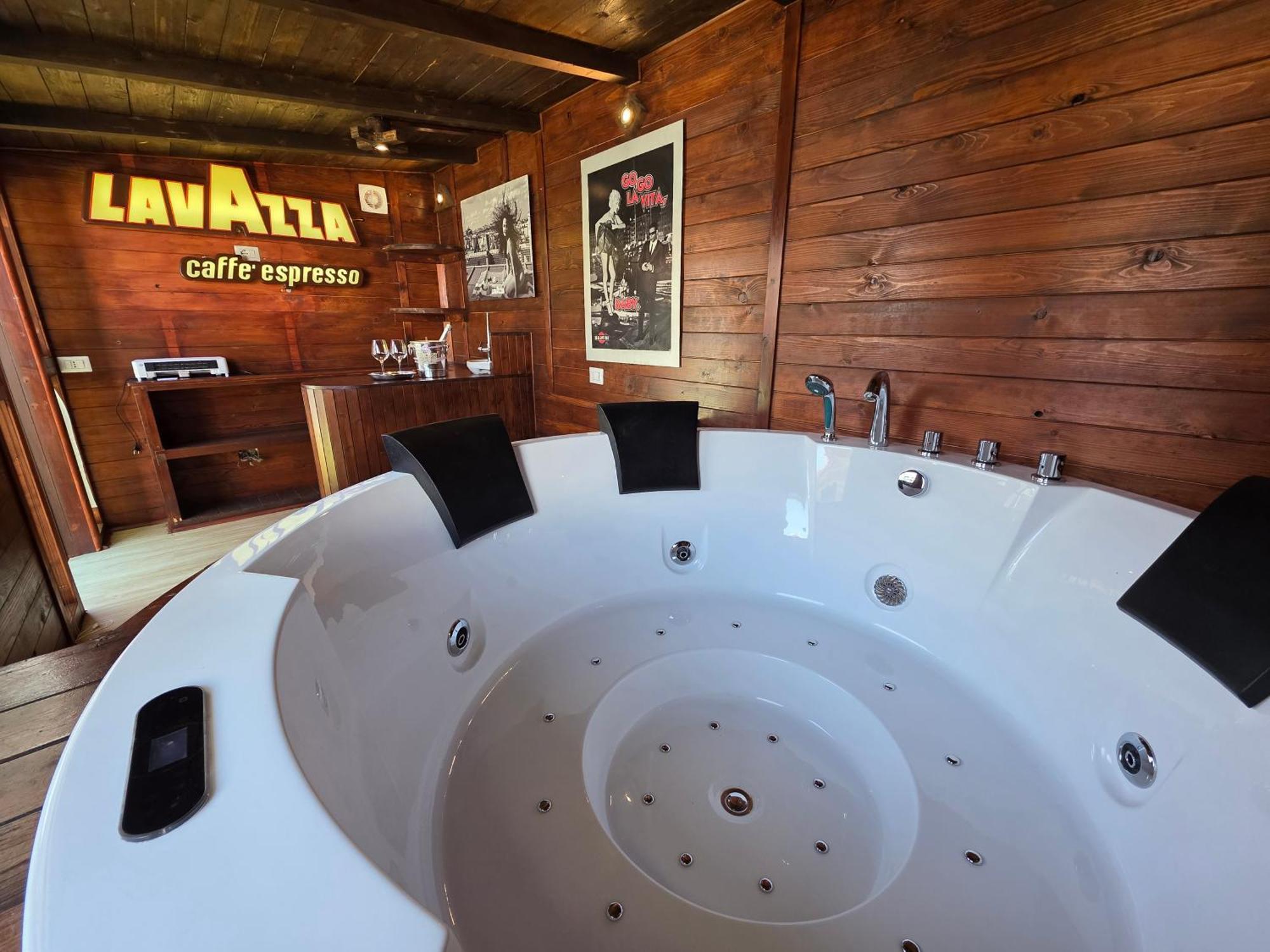 Attico Con Jacuzzi E Giardino-cagliari